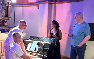 Holger Queck singing